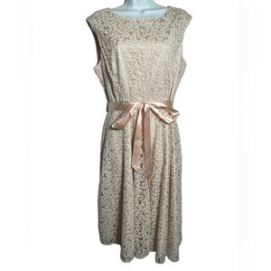 Size 14 Tahari stunning light beige floral dress with belt